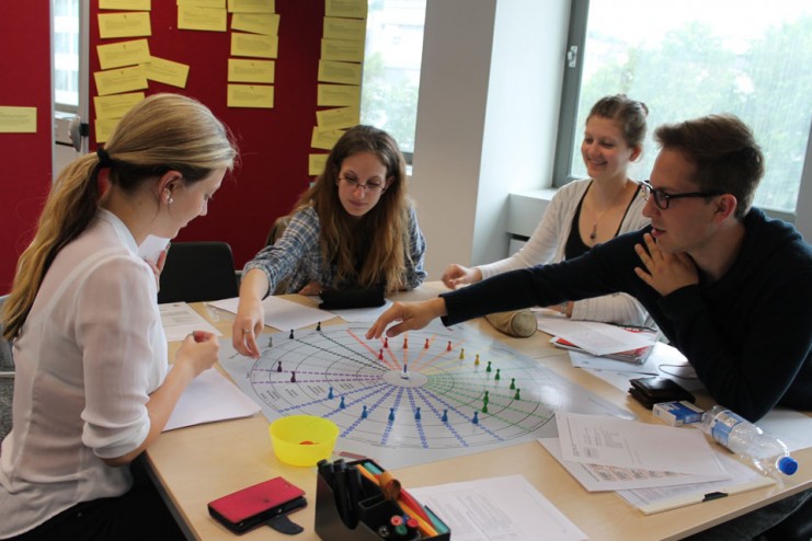 Dual Studierende Miriam Däke nimmt erfolgreich an Management-Planspiel teil